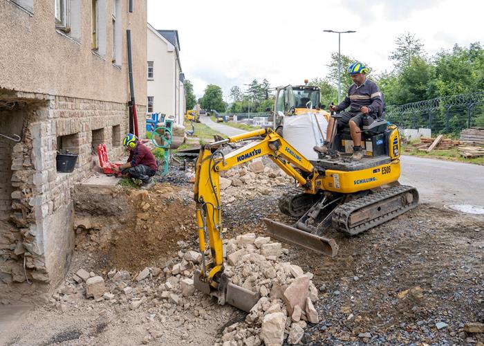 Baggerarbeiten zur Entkernung der Innenräume